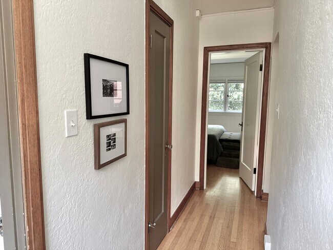 Building Photo - Charming 1 bed condo in desired Eastlake! ...