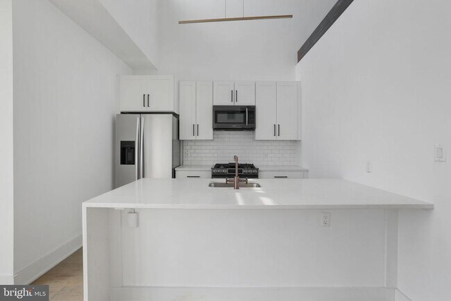 Building Photo - 1402 H St NE