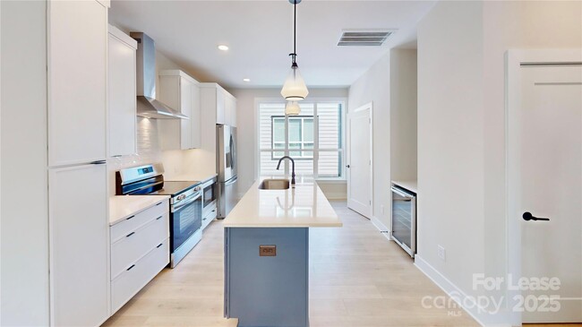 Building Photo - 407 Devender Ln