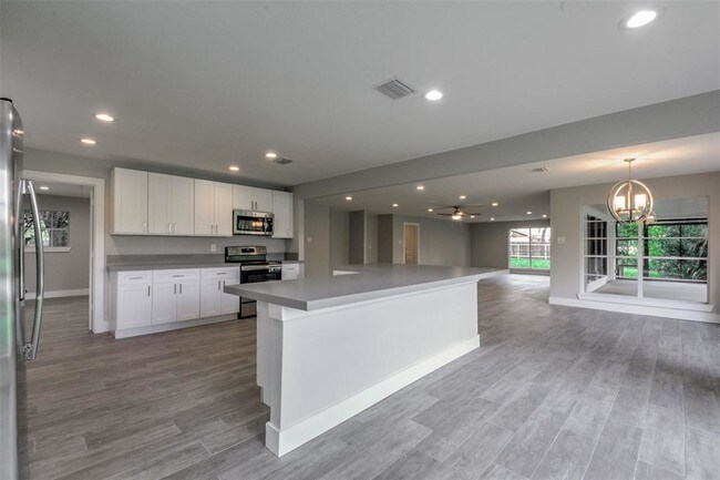 Building Photo - 915 Brook Forest Dr