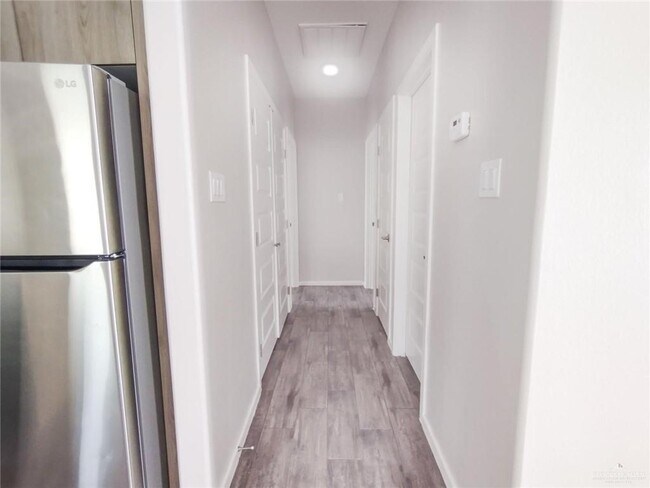 Building Photo - 805 W Sunset Valley St