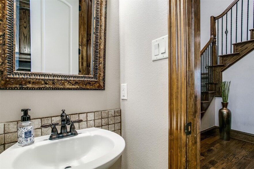 Building Photo - 1805 Castle Ct