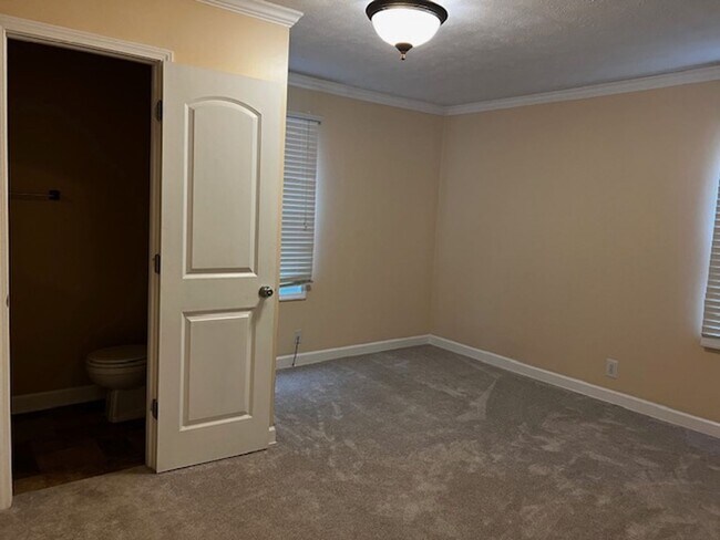 Building Photo - Maryville 37803 - Upstairs only -  4 & 1.5...