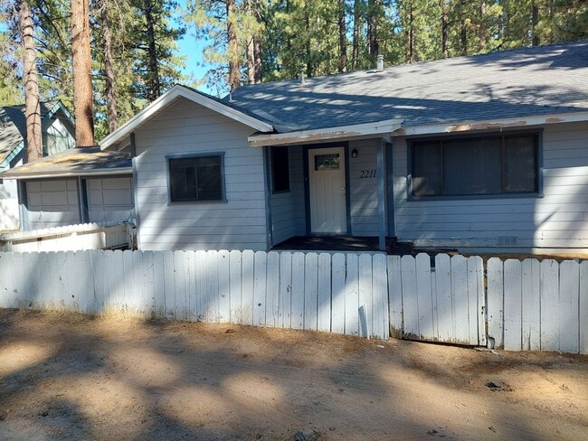 Building Photo - *LONG TERM RENTAL* 2 Car Garage