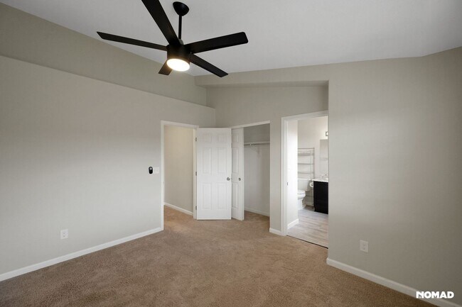 Building Photo - Spacious Townhome in Aurora