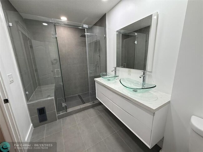 Building Photo - 5025 SW 64th Ave