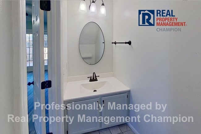 Building Photo - Recently updated 2 BD/1.5 BA End Unit Townhome w/Community Pool