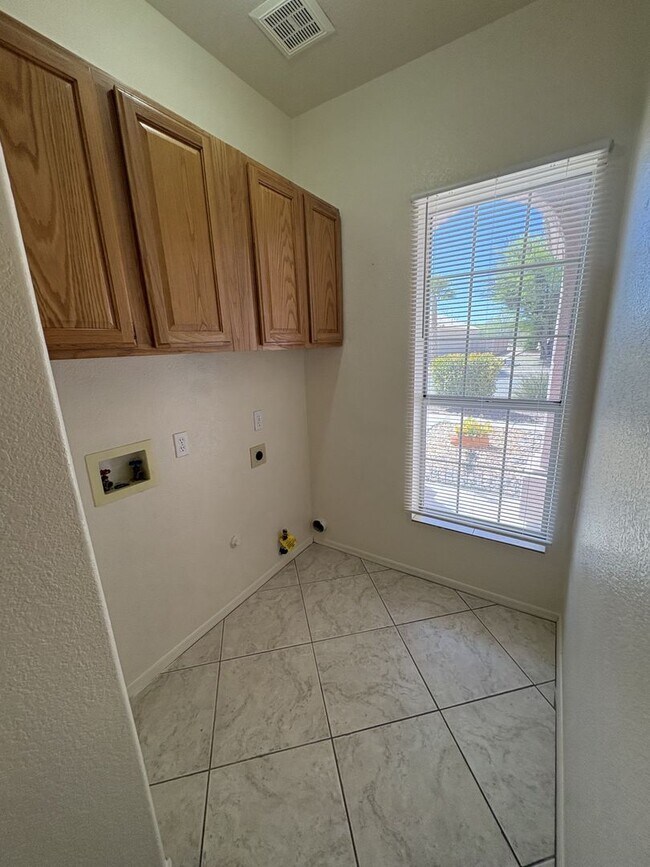 Building Photo - Great eastside location pet friendly