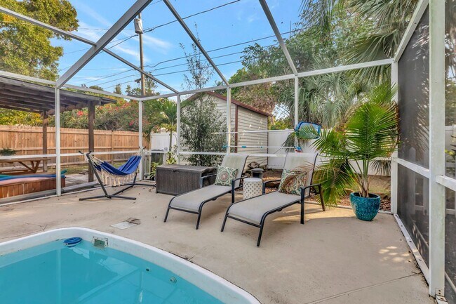 Building Photo - 3 BEDROOM 2 BATHROOM POOL HOME LOCATED IN ST. PETERSBURG