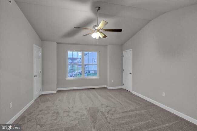 Building Photo - 523 Elm St