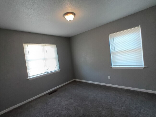 Building Photo - Clean Home