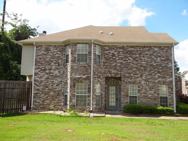 Building Photo - Spacious 3 BR / 2.5 BA in Birmingham!