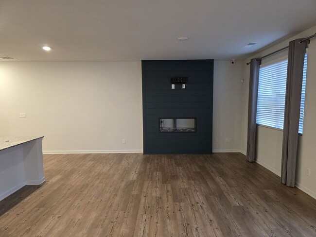 Building Photo - Modern & Spacious 3BR End Unit Townhome in...