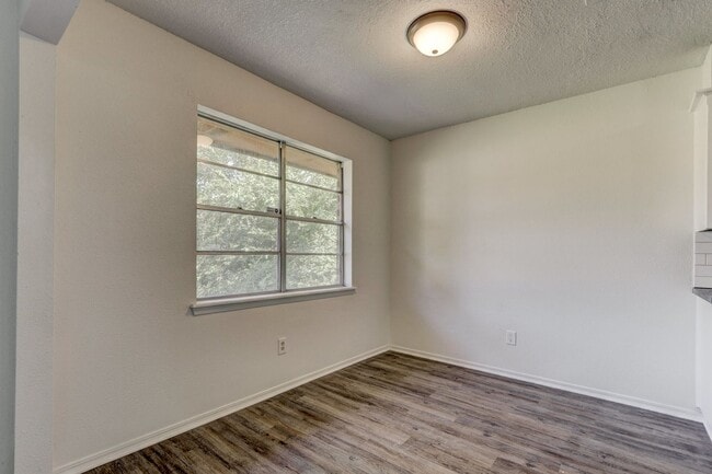 Building Photo - Cozy & Stylish Living Near ESA Park with F...