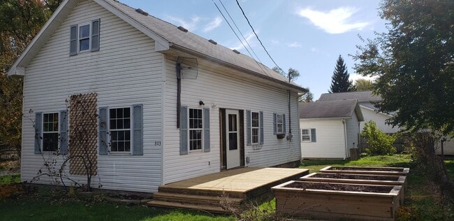 Building Photo - 3 bedroom 2 bath