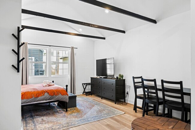 Building Photo - 906 Villa Ave