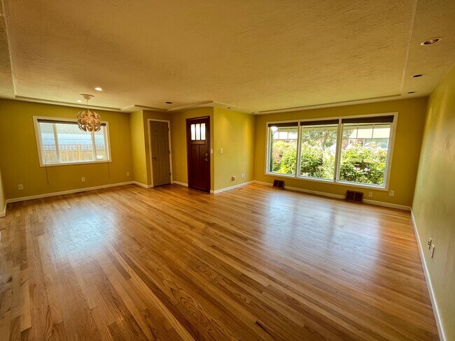 Building Photo - Amazing NE Portland 4Bd + 3Ba ~ House Sola...