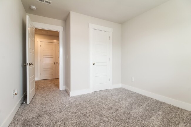 Building Photo - Beautiful Townhome in Greenville