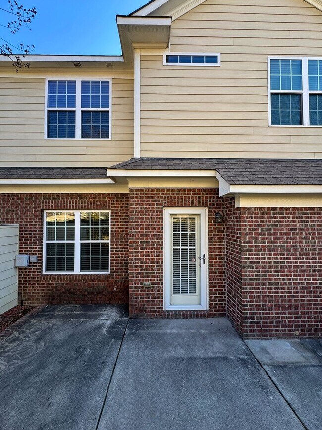 Building Photo - Lovely 3 Bed 2.5 Bath Home with Community Amenities