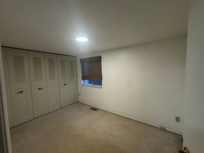 Building Photo - Available NOW!! 2 Beds 1.5 Bath Townhome