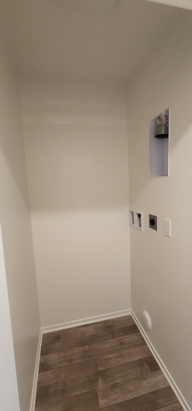 Building Photo - 438 Hollyhock St