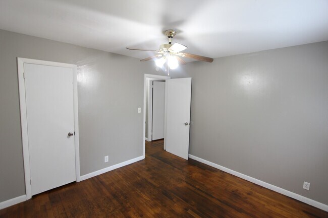 Building Photo - New On The Market!  3 Bedroom 1 Bath + Large Den.  Get to it Fast!!