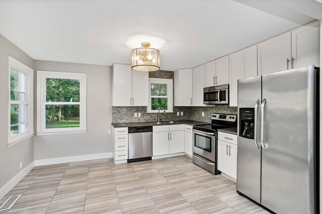 Building Photo - 2129 Crystal Dr