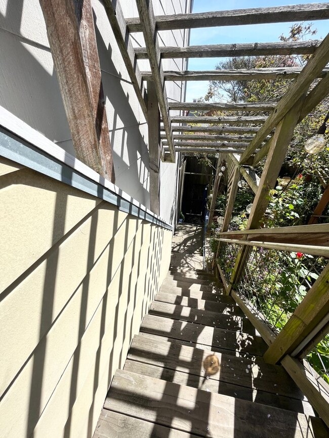 Building Photo - Bernal Heights Garden Cottage - Pet Friendly!