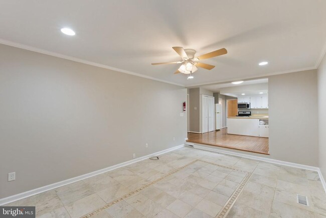 Building Photo - 6048 Redwood Ln