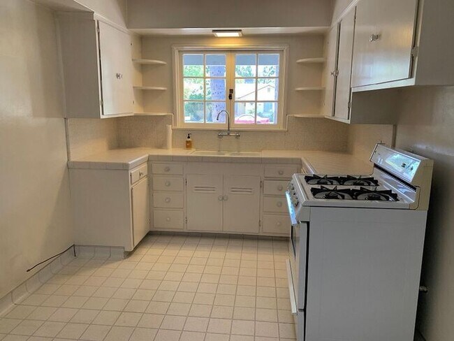 Building Photo - Charming Beverly Glen Home for Rent!