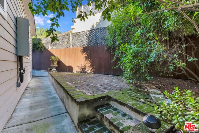 Building Photo - 6117 Glen Holly St