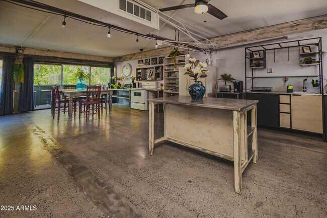 Building Photo - 353 E Thomas Rd