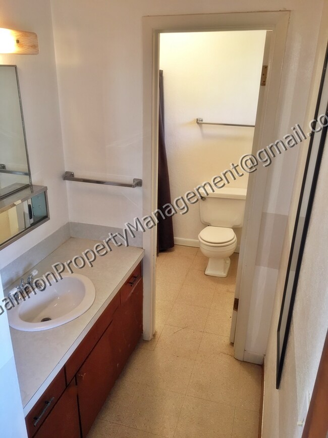 Building Photo - 4480 N Viewpoint Dr
