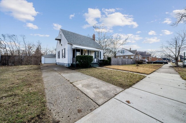 Building Photo - 3 Bedroom Bungalow - West Side