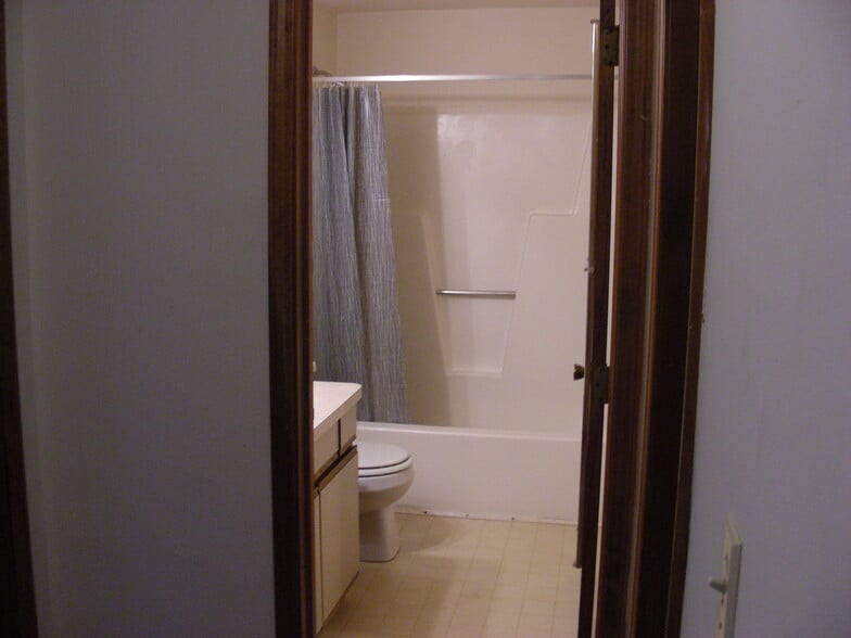 bathroom - 55 Lemon Tree Ct