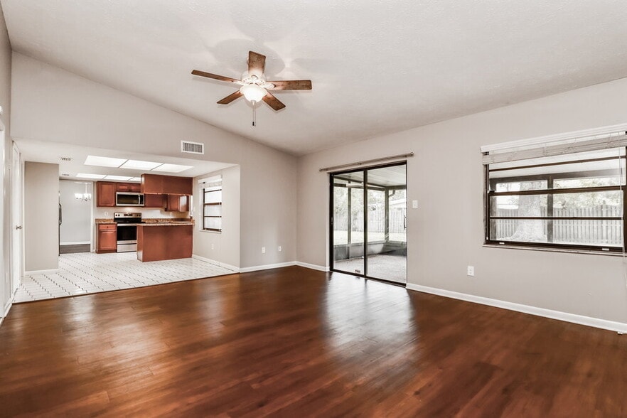 Building Photo - 15715 Country Lake Dr