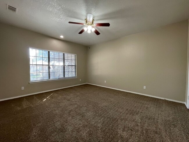Building Photo - AVAILABLE NOW 2 BEDROOM 2 BATH TOWNHOME IN...