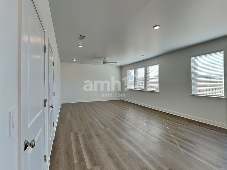 Building Photo - 100 Punderson Dr