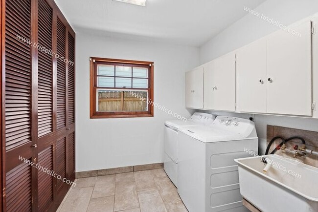 Building Photo - Charming 2-Bedroom Ranch with Garage & Fen...