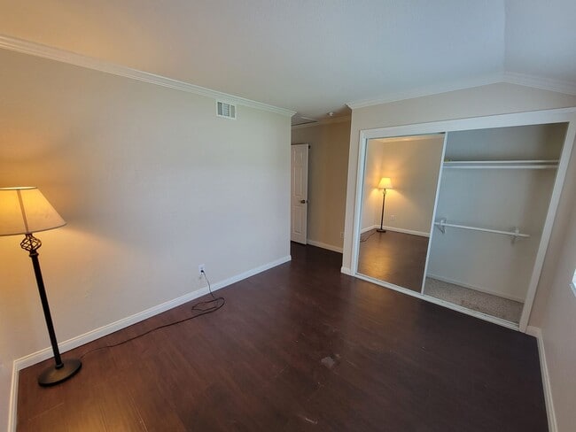 Building Photo - Rare 4 Bed, 2 Bath House
