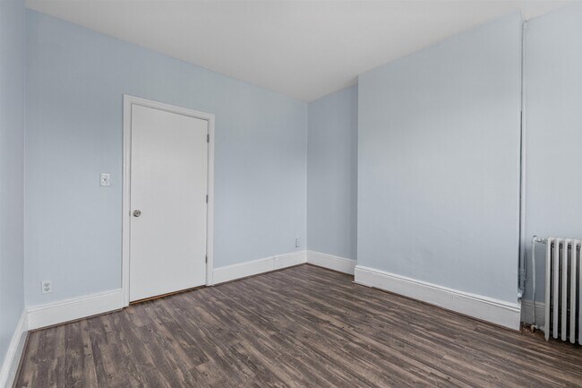 Building Photo - 122 Mallory Ave