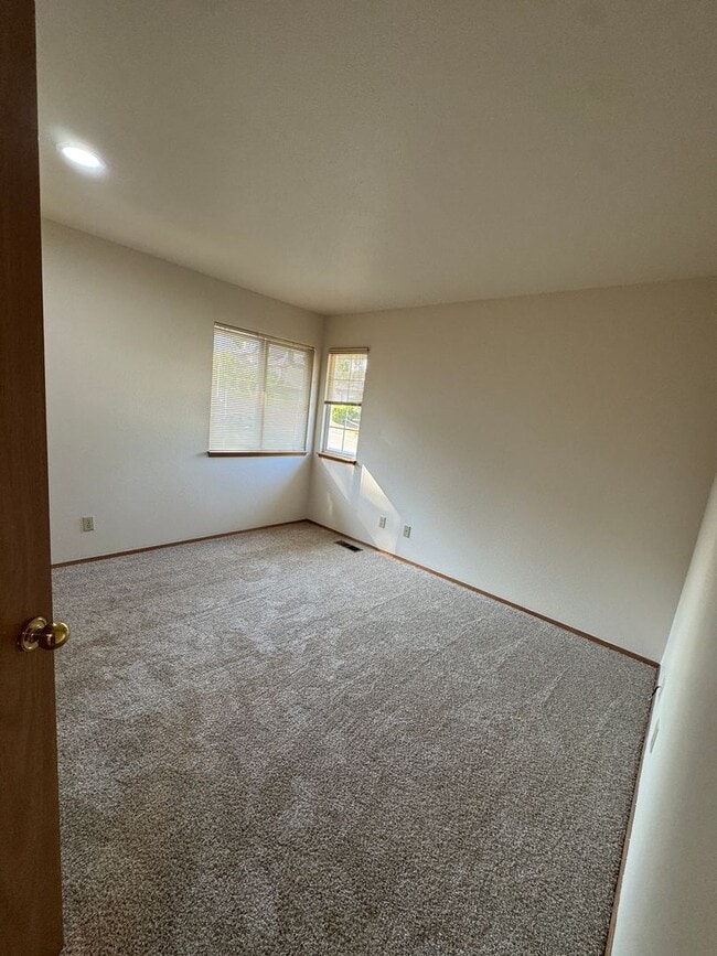 Building Photo - HEART OF SILVERDALE - 4BED 3 BATH HOME