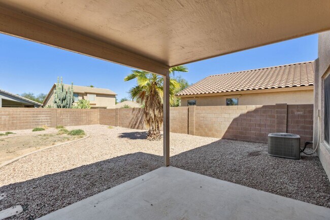 Building Photo - Spacious 2 Story 4 Bedroom 2.5 Bath Home L...