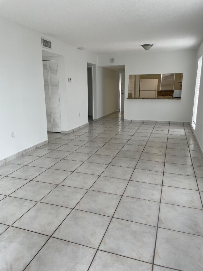 Building Photo - 305 W 68th St