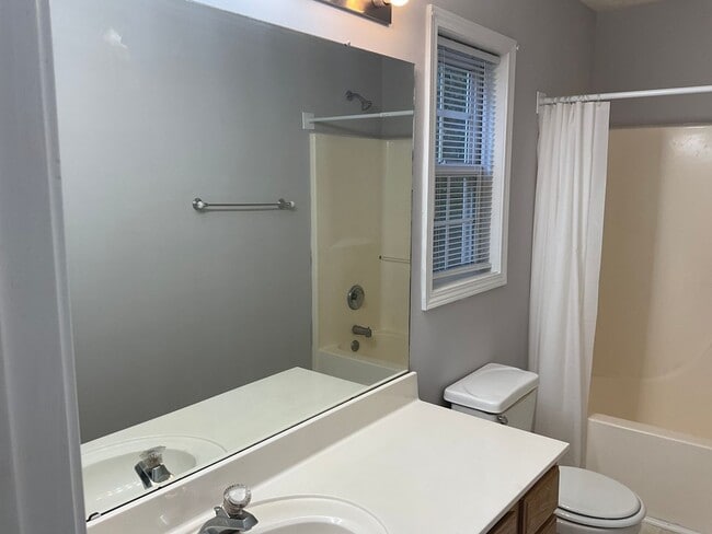 Building Photo - 3 Bedroom, 2 Bath Home For Rent In Sherrills Ford