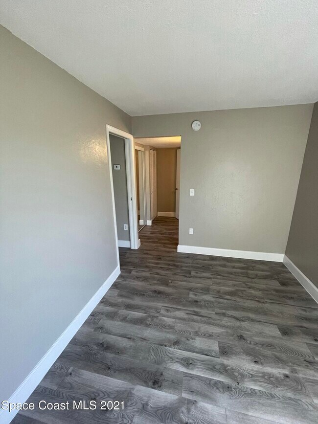 Building Photo - 4610 Lake Waterford Way