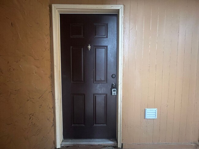 Building Photo - Newly Updated & Stylishly Furnished Room f...