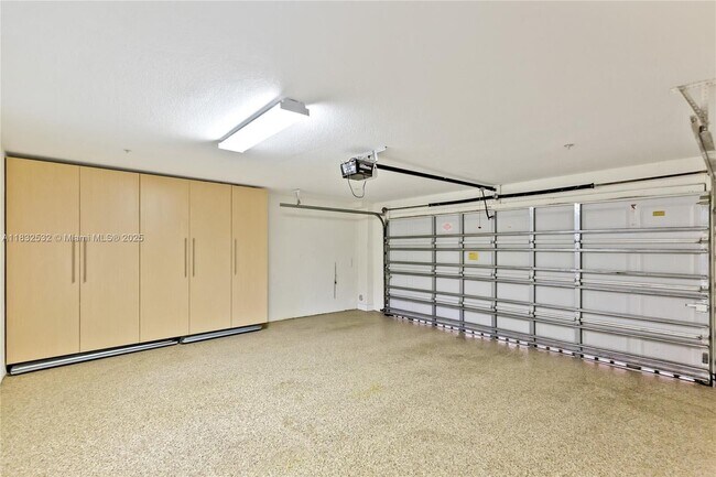 Building Photo - 2808 Coconut Ave
