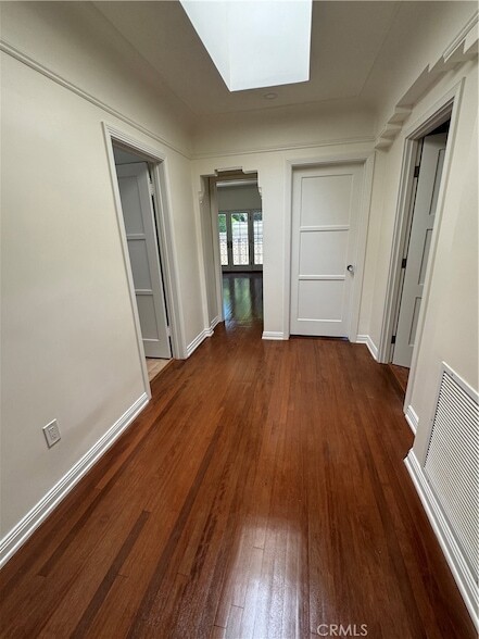 Building Photo - 144 S La Peer Dr