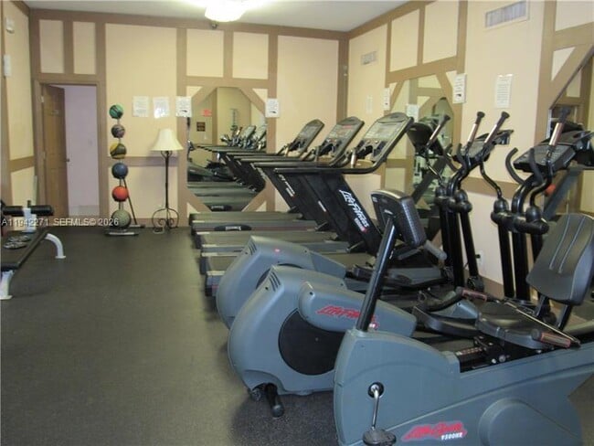 Building Photo - 3670 Inverrary Dr